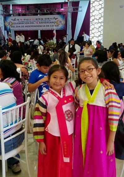 Niñas vestidas en el traje tradicional coreano, Hanbok, durante la celebración del 72 aniversario de la independencia de Corea en 2017. | Facebook Museo Conmemorativo de la Inmigración Coreana en Yucatán